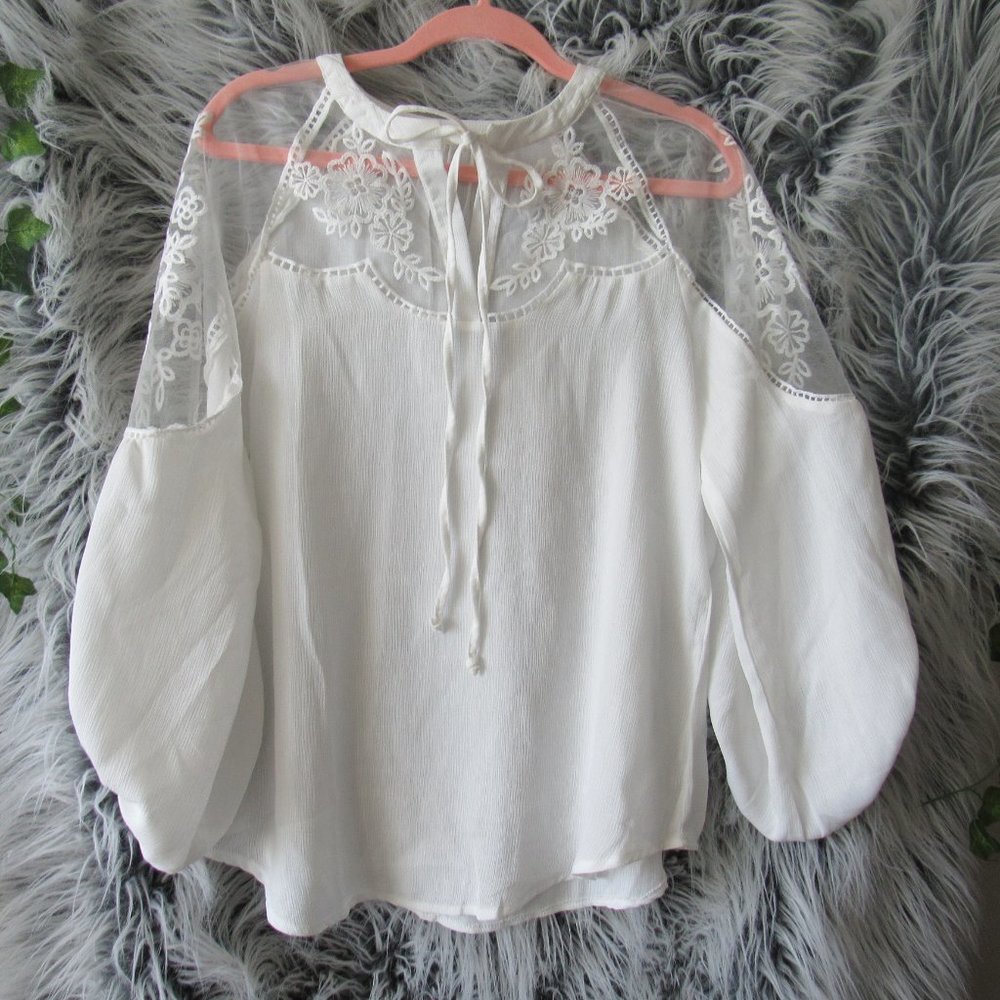 Small White Lace Flowy Top V-Neck